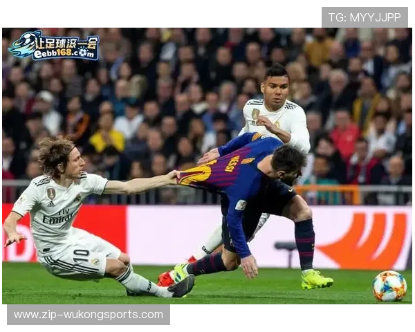 场外暴力行为如何影响足球的判罚与纪律执行规则？