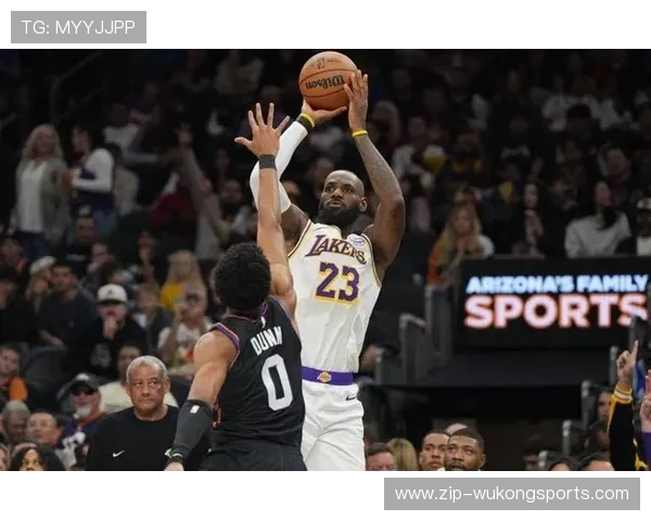 扬尼斯通过强力突破拉开局面，关键时刻得分效率超詹姆斯